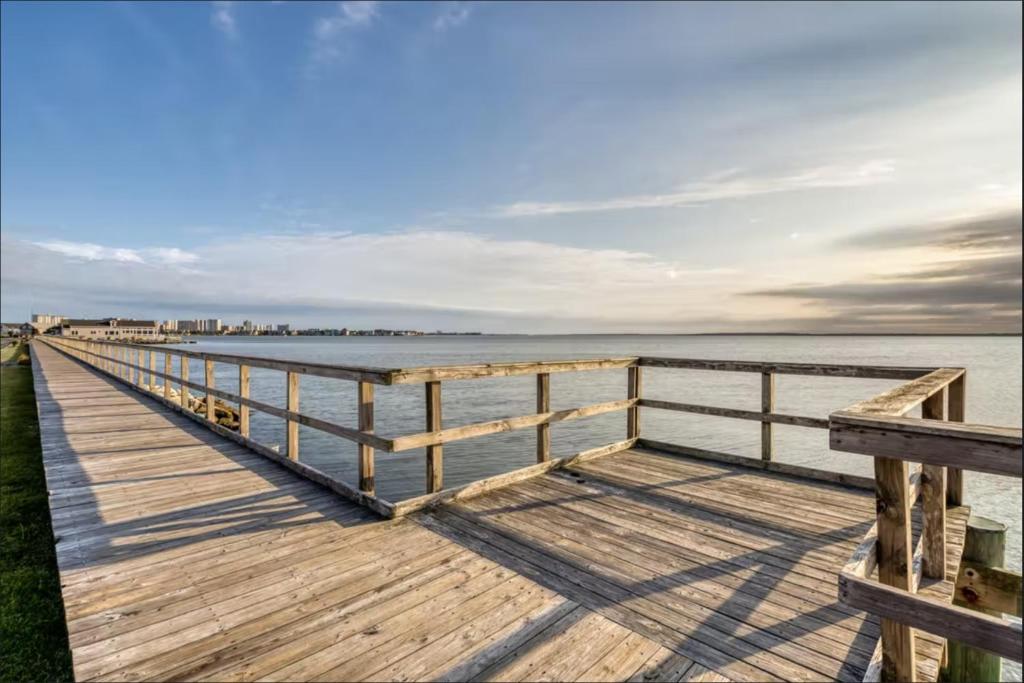 ein hölzerner Pier, der sich ins Wasser erstreckt in der Unterkunft Montego Bay - Atlantic 13300 in Ocean City