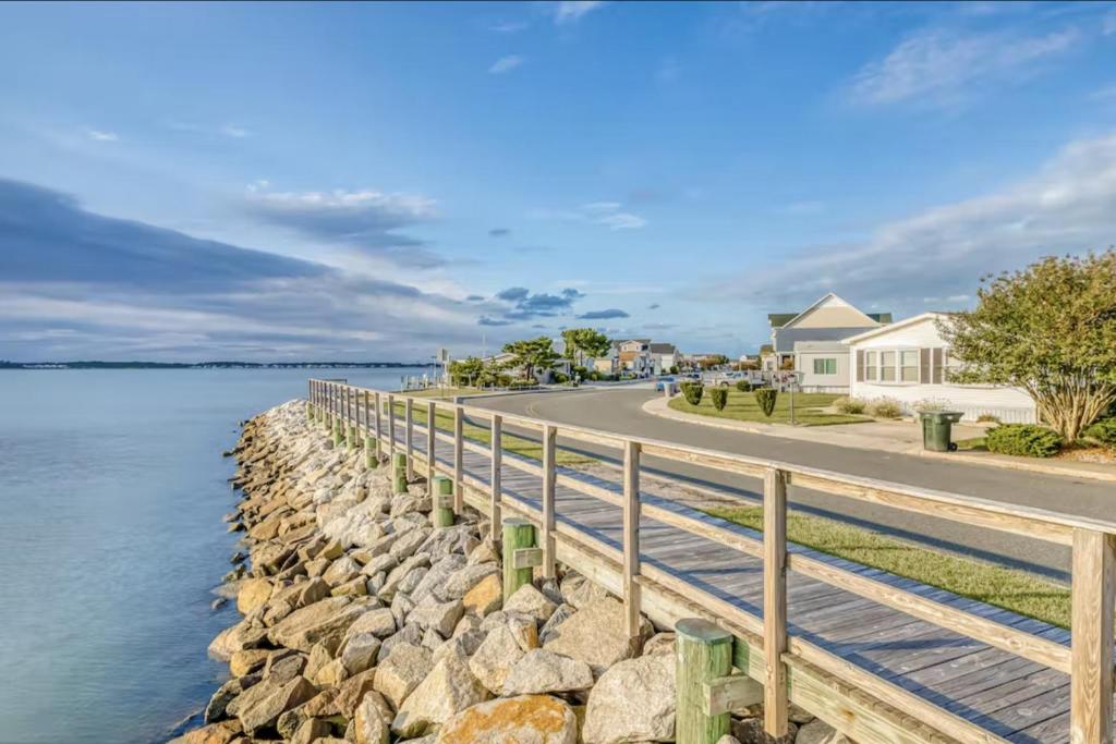 ein Holzsteg entlang des Wassers vor einem Haus in der Unterkunft Montego Bay - Atlantic 13300 in Ocean City