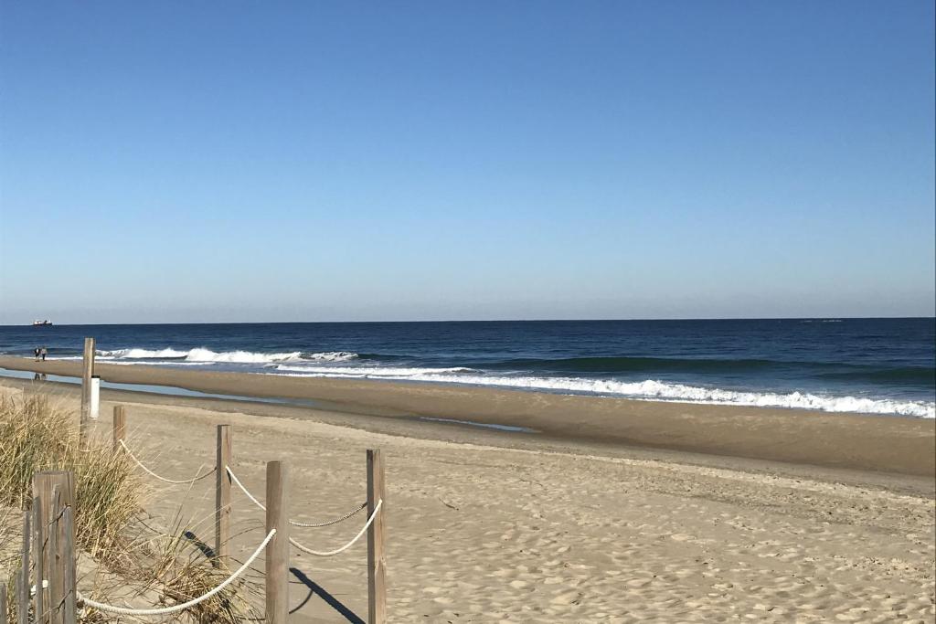 ein Strand mit einem Volleyballnetz im Sand in der Unterkunft Montego Bay - Atlantic 13300 in Ocean City