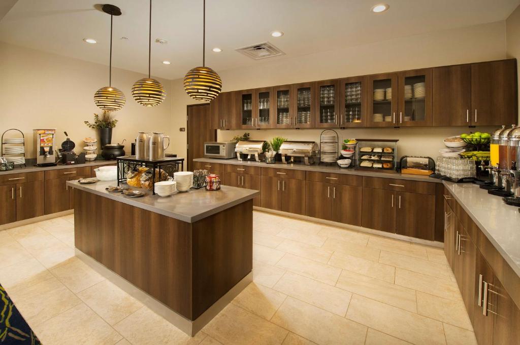 Kuchyň nebo kuchyňský kout v ubytování Homewood Suites by Hilton Midland