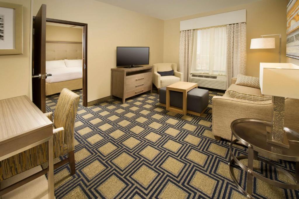 TV a/nebo společenská místnost v ubytování Homewood Suites by Hilton Midland