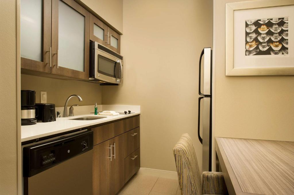 Kuchyň nebo kuchyňský kout v ubytování Homewood Suites by Hilton Midland