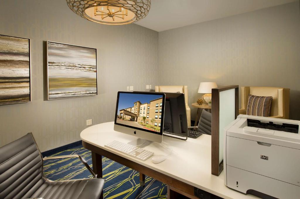TV a/nebo společenská místnost v ubytování Homewood Suites by Hilton Midland