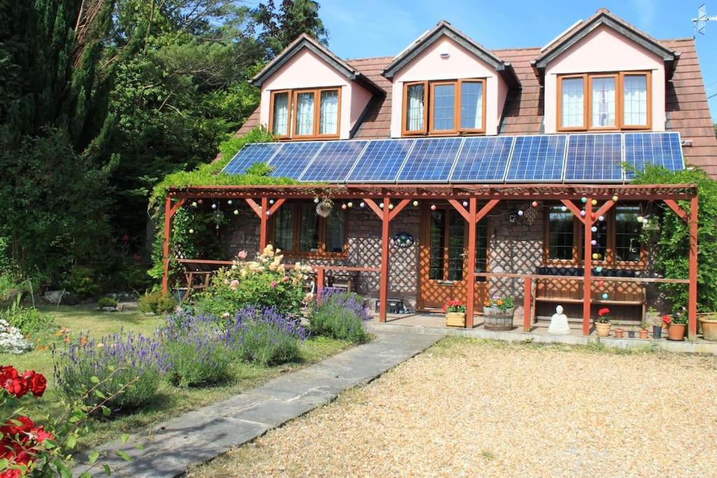 ein Haus mit Sonnenkollektoren darüber in der Unterkunft Sunnyside in Bristol