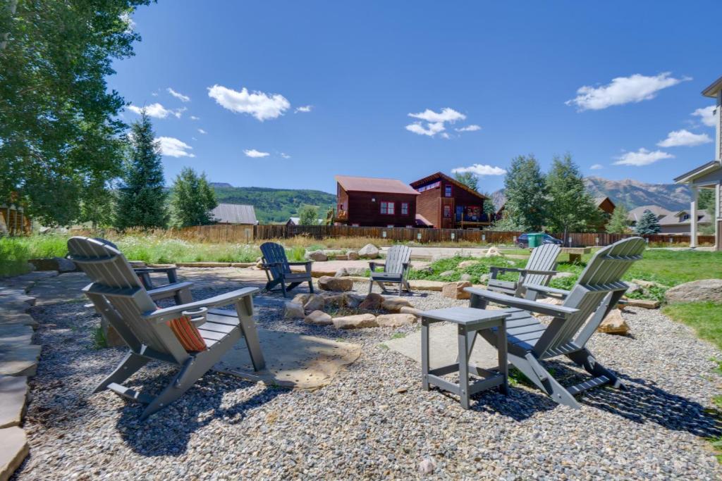 um grupo de cadeiras e uma mesa num quintal em Crested Butte Getaway Near Skiing and Shopping! em Crested Butte