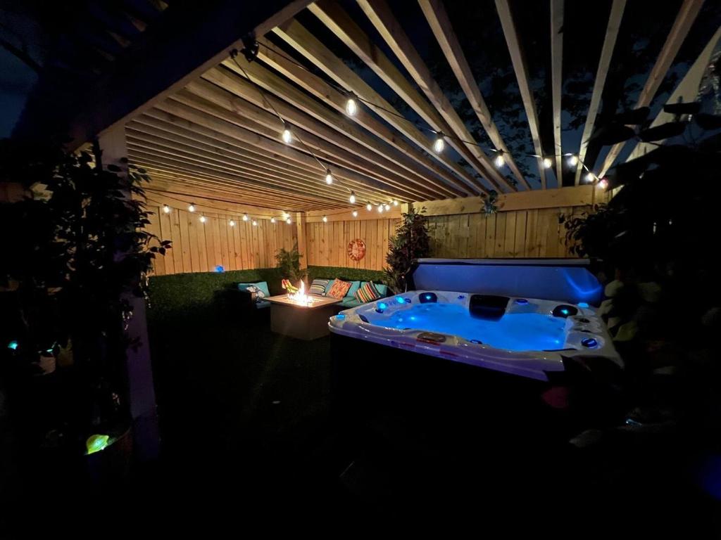 eine Whirlpool-Badewanne im Hinterhof in der Nacht in der Unterkunft Derby City Getaway in Louisville