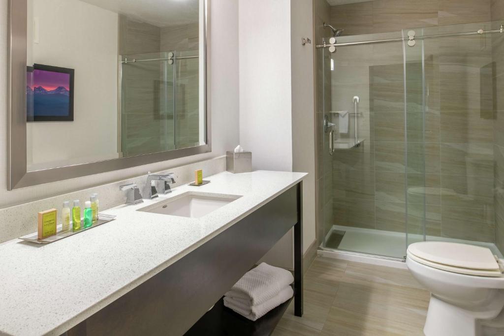 Koupelna v ubytování DoubleTree by Hilton Portland Tigard