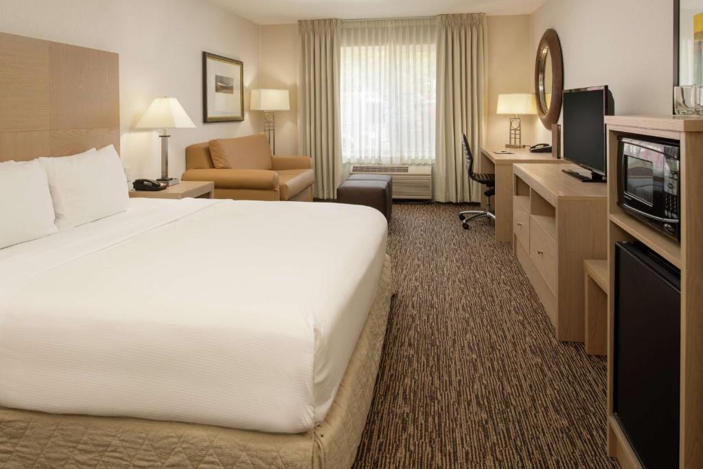 TV a/nebo společenská místnost v ubytování DoubleTree by Hilton Portland Tigard