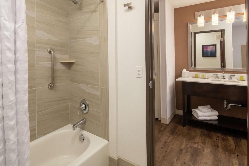 Koupelna v ubytování DoubleTree by Hilton Portland Tigard