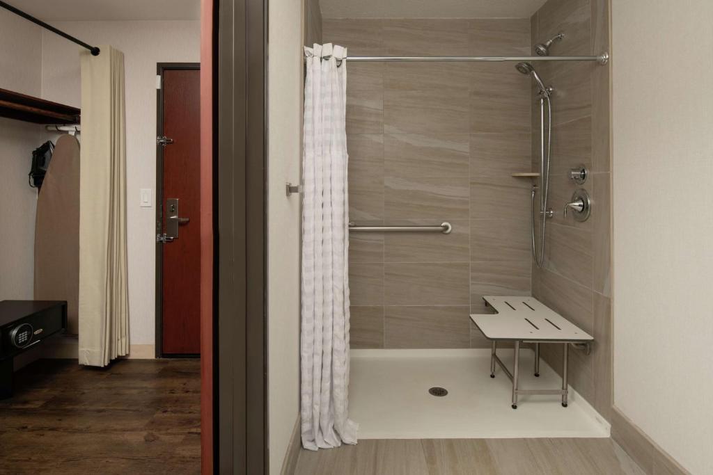 Koupelna v ubytování DoubleTree by Hilton Portland Tigard