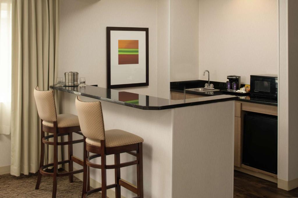 Kuchyň nebo kuchyňský kout v ubytování DoubleTree by Hilton Portland Tigard