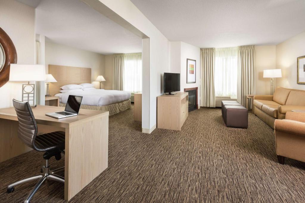 TV a/nebo společenská místnost v ubytování DoubleTree by Hilton Portland Tigard