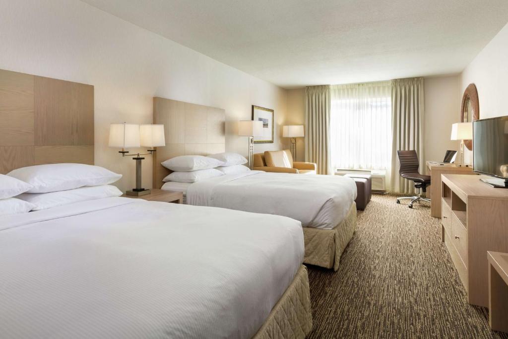Postel nebo postele na pokoji v ubytování DoubleTree by Hilton Portland Tigard