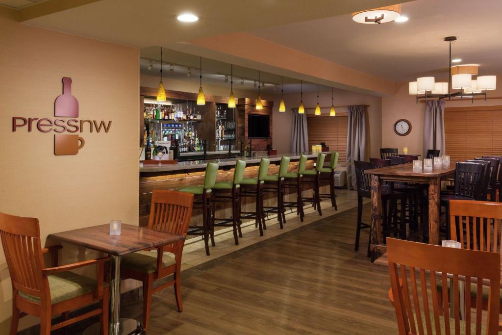 Lounge nebo bar v ubytování DoubleTree by Hilton Portland Tigard