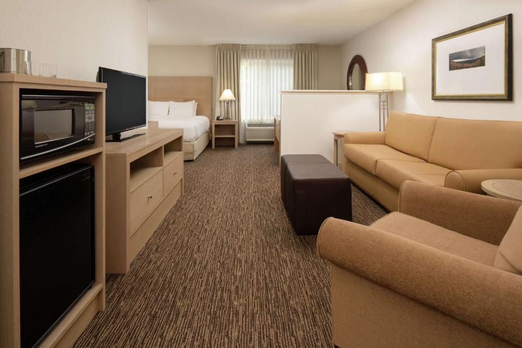 Postel nebo postele na pokoji v ubytování DoubleTree by Hilton Portland Tigard