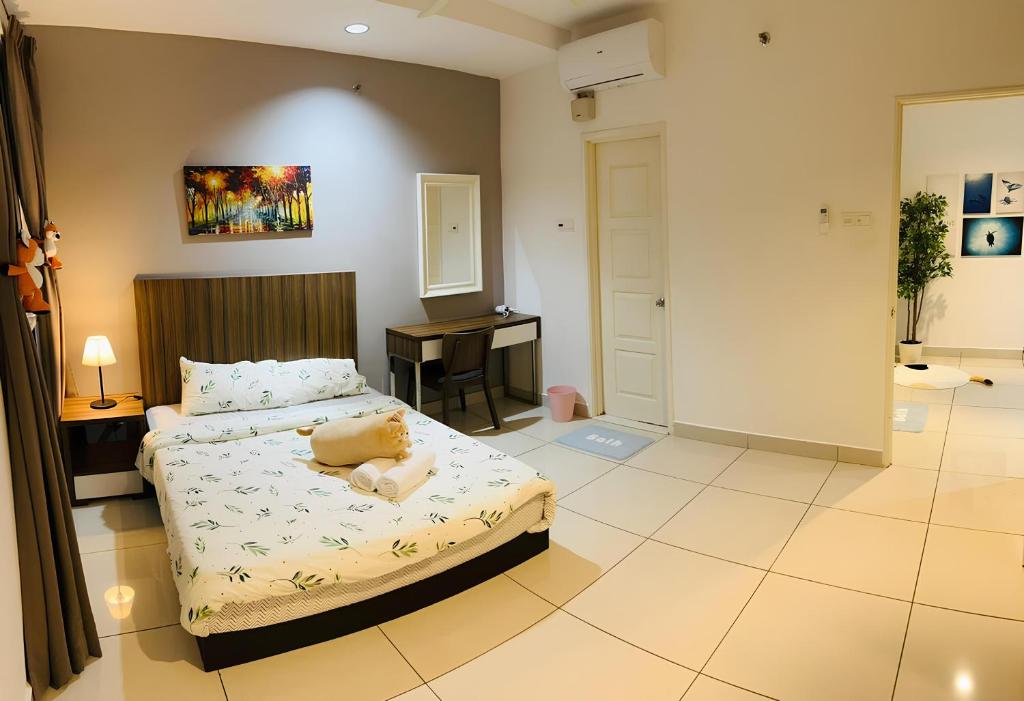 Un dormitorio con una cama con un osito de peluche encima. en Mansion One l 6pax 2R1B l Seaview l Gleneagle l by PerfectSweetHome, en George Town