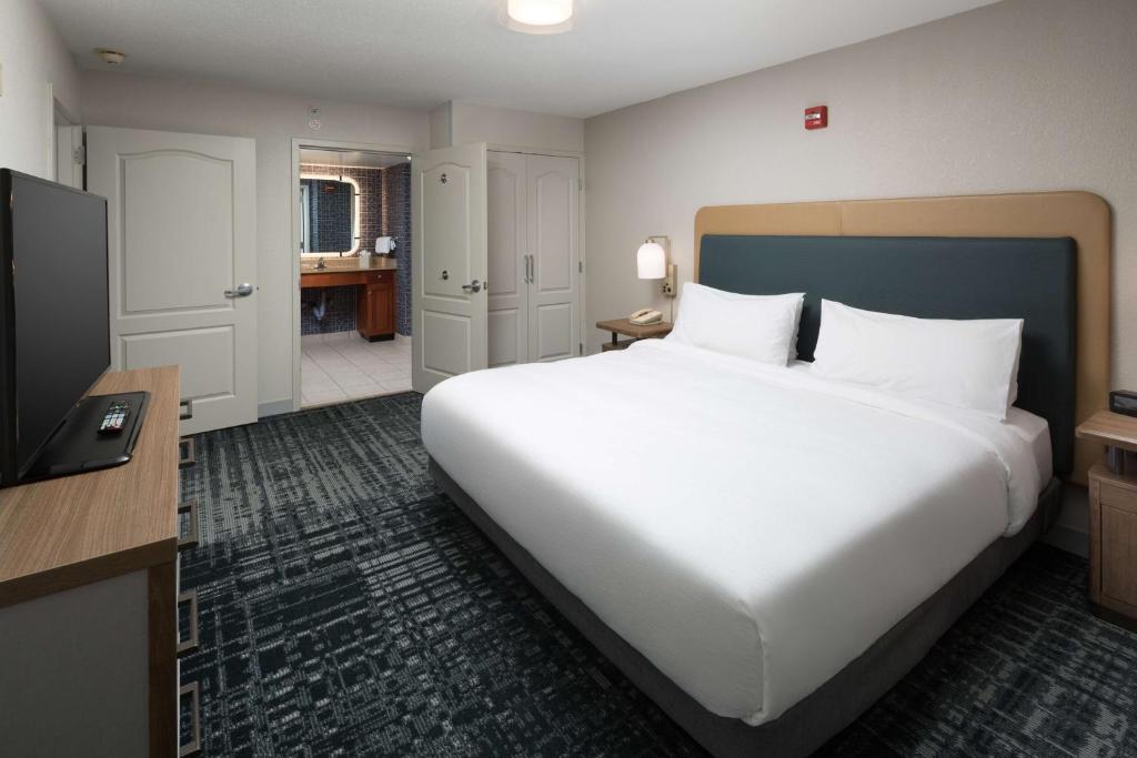 Postel nebo postele na pokoji v ubytování Homewood Suites by Hilton Newburgh-Stewart Airport