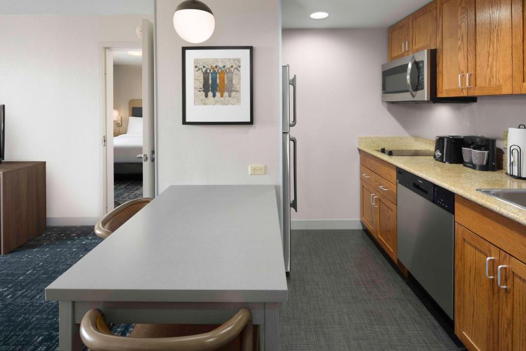 Kuchyň nebo kuchyňský kout v ubytování Homewood Suites by Hilton Newburgh-Stewart Airport
