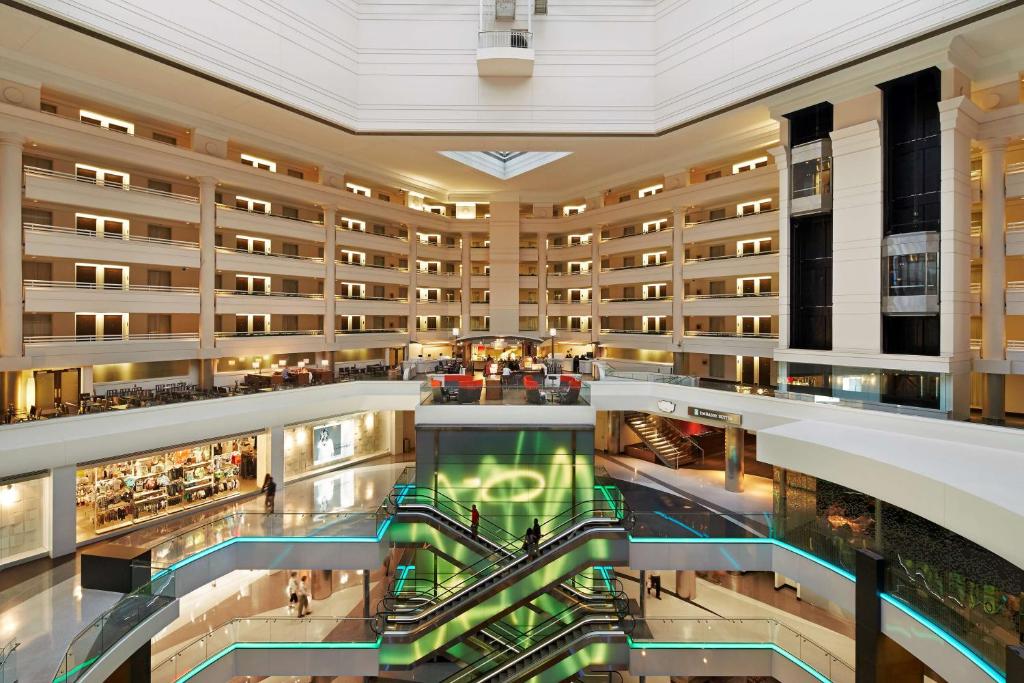 uma imagem de termia de um hotel em Embassy Suites by Hilton Washington DC Chevy Chase Pavilion em Washington