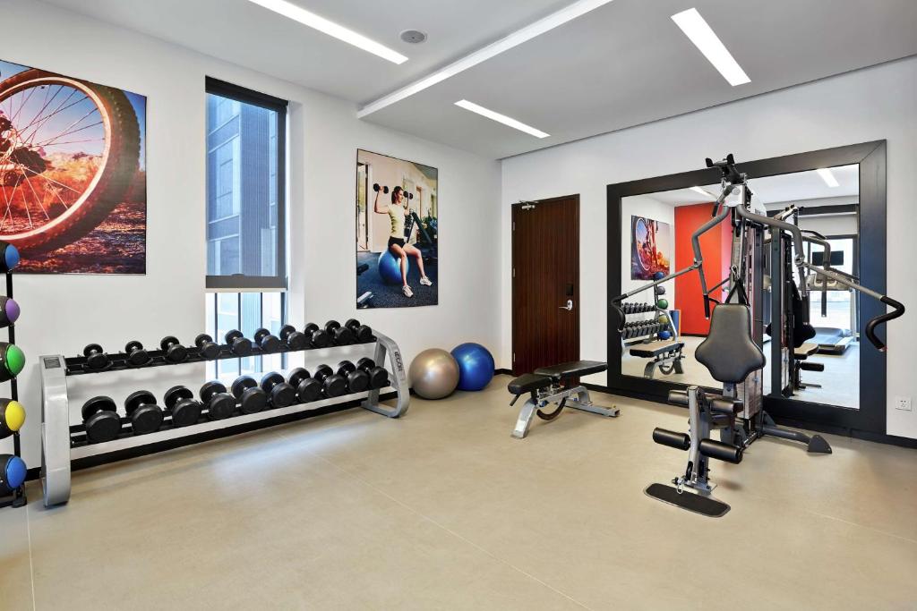 Fitness centrum a/nebo fitness zařízení v ubytování Hilton Garden Inn Shenzhen Bao'an