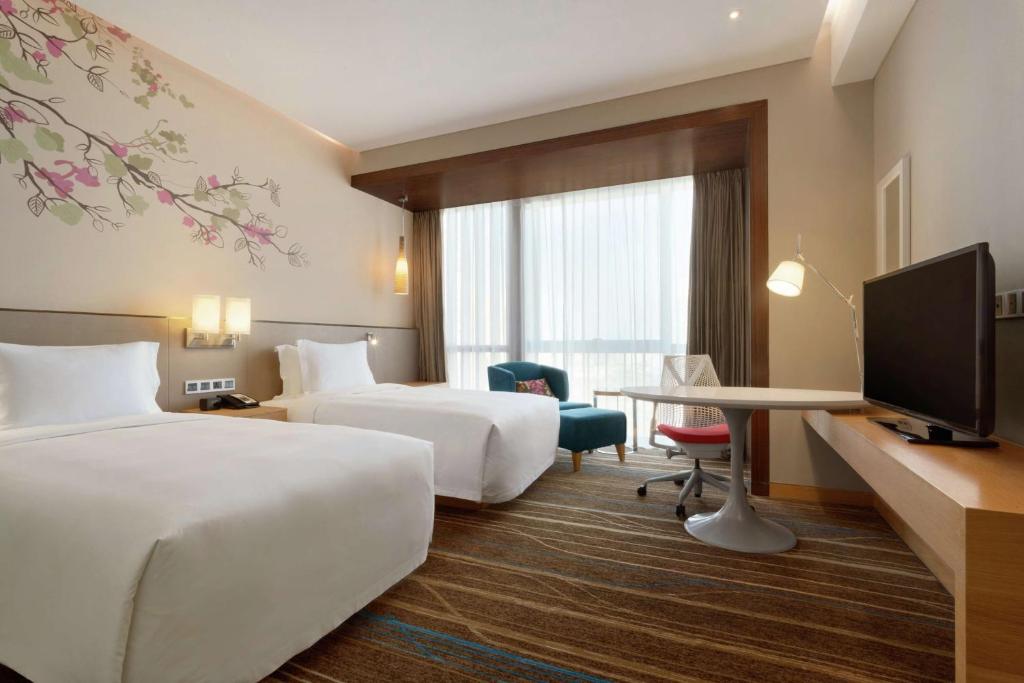 TV a/nebo společenská místnost v ubytování Hilton Garden Inn Shenzhen Bao'an