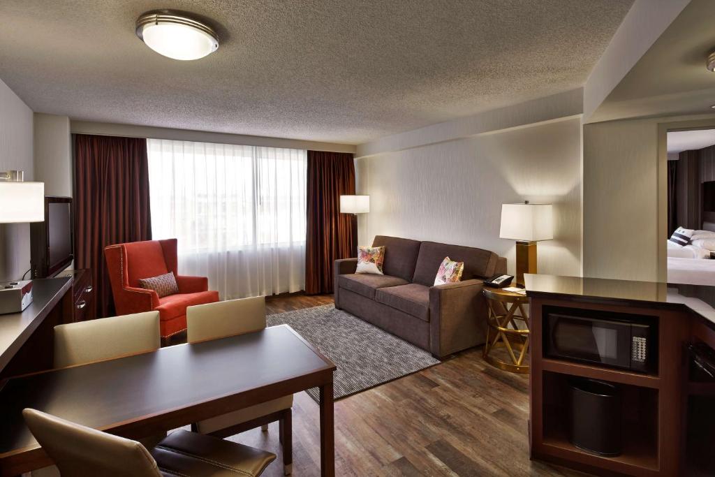 Posezení v ubytování Embassy Suites by Hilton Washington DC Chevy Chase Pavilion