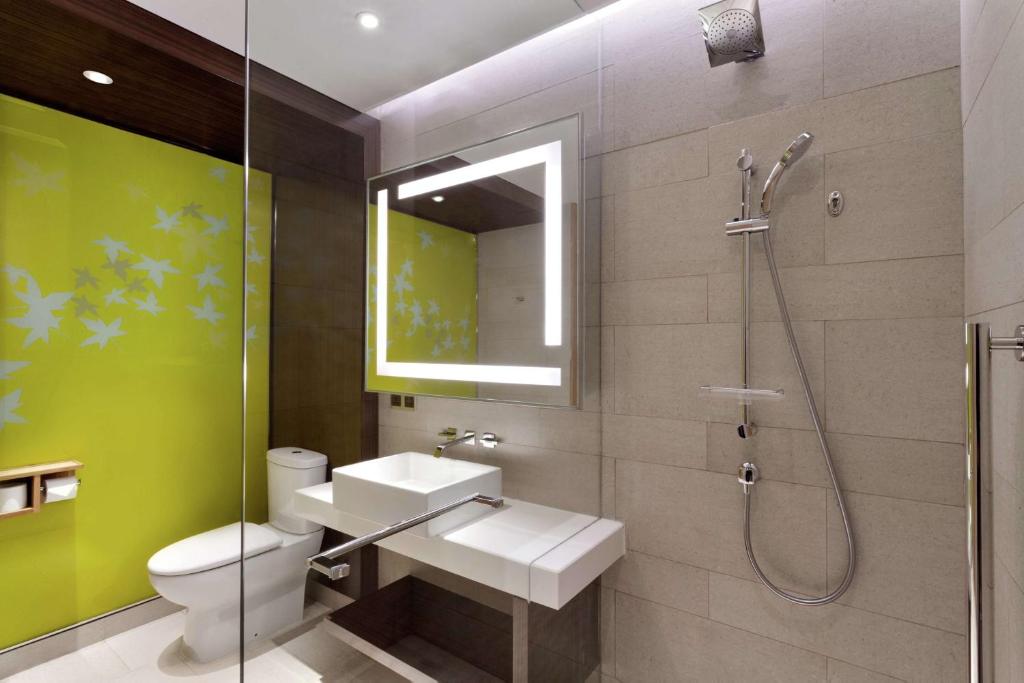 Koupelna v ubytování Hilton Garden Inn Shenzhen Bao'an