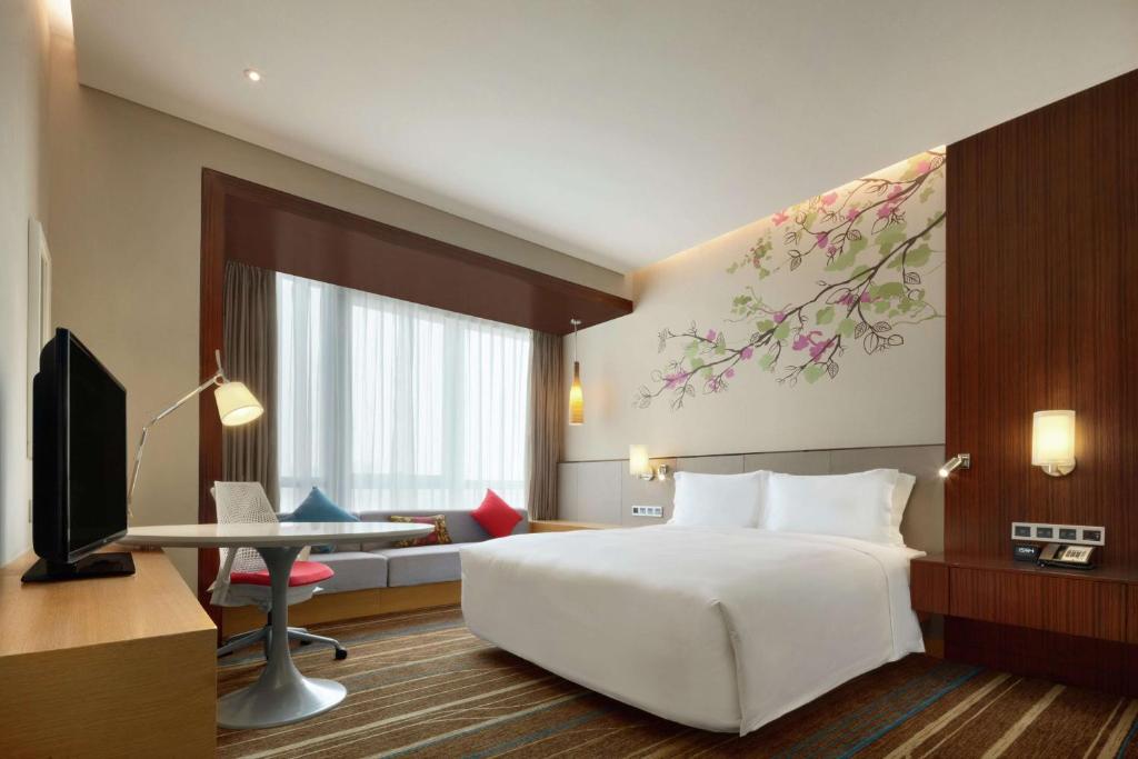 Postel nebo postele na pokoji v ubytování Hilton Garden Inn Shenzhen Bao'an