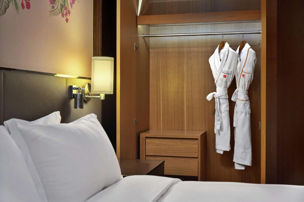 Postel nebo postele na pokoji v ubytování Hilton Garden Inn Shenzhen Bao'an