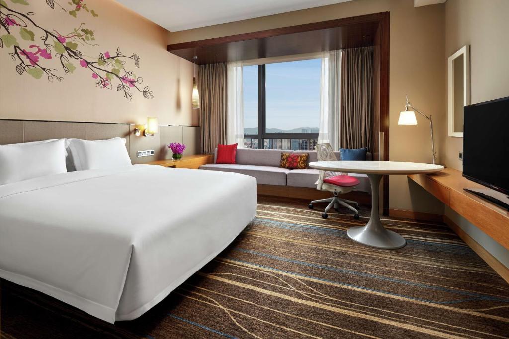 TV a/nebo společenská místnost v ubytování Hilton Garden Inn Shenzhen Bao'an