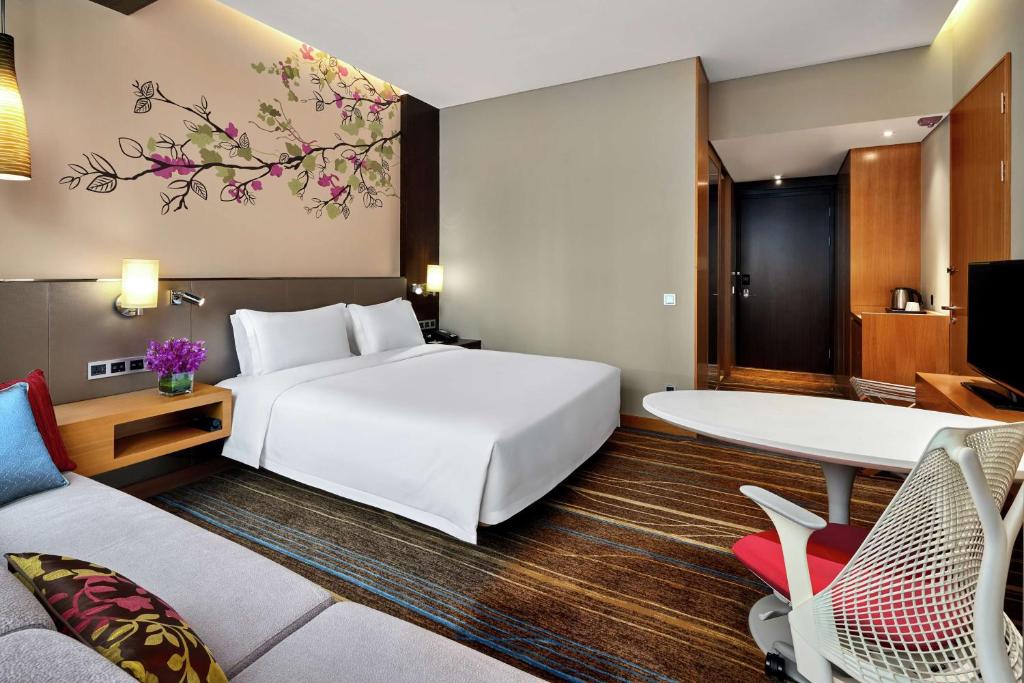 Postel nebo postele na pokoji v ubytování Hilton Garden Inn Shenzhen Bao'an