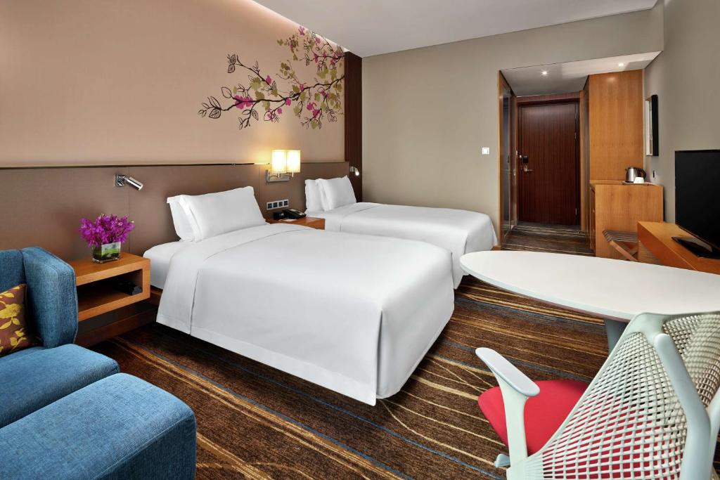 Postel nebo postele na pokoji v ubytování Hilton Garden Inn Shenzhen Bao'an