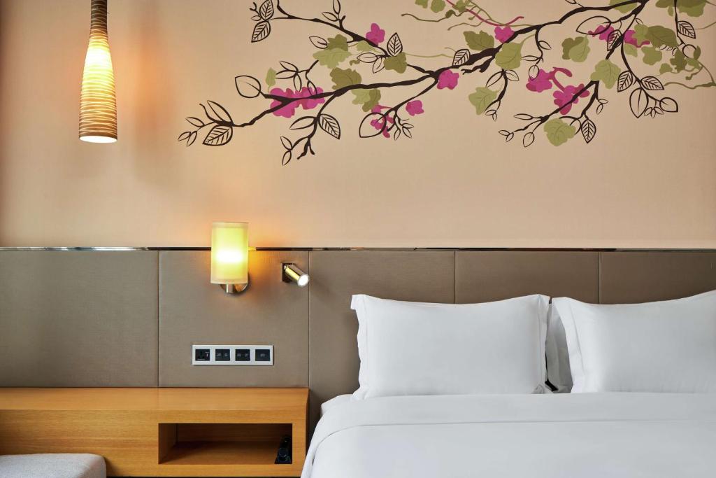 Postel nebo postele na pokoji v ubytování Hilton Garden Inn Shenzhen Bao'an