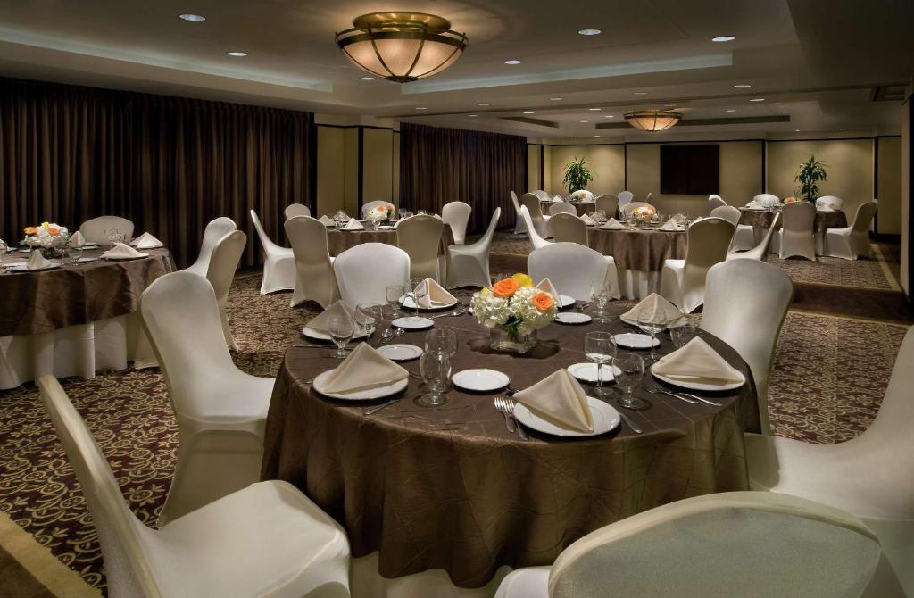 Posezení v ubytování Embassy Suites by Hilton Washington DC Chevy Chase Pavilion