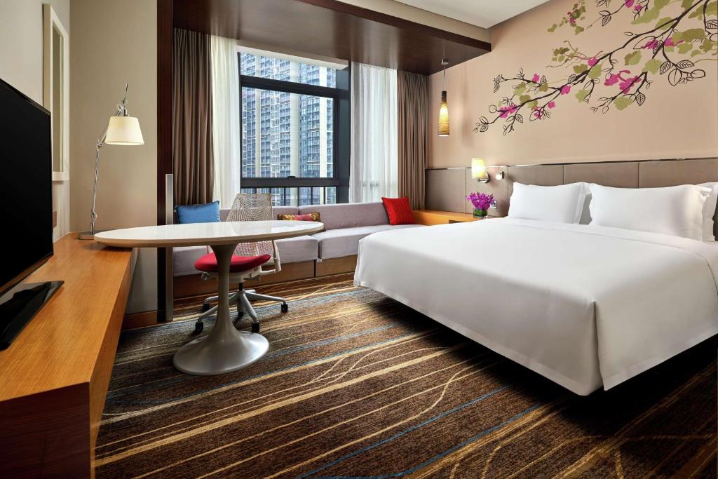 Postel nebo postele na pokoji v ubytování Hilton Garden Inn Shenzhen Bao'an
