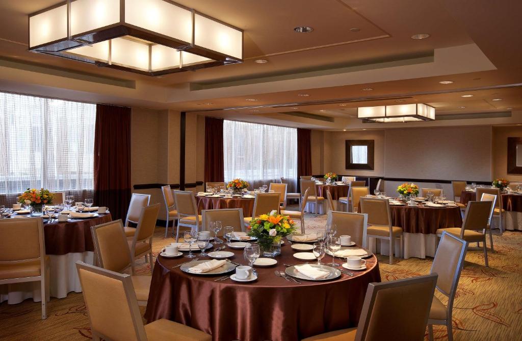 Restaurace v ubytování Embassy Suites by Hilton Washington DC Chevy Chase Pavilion
