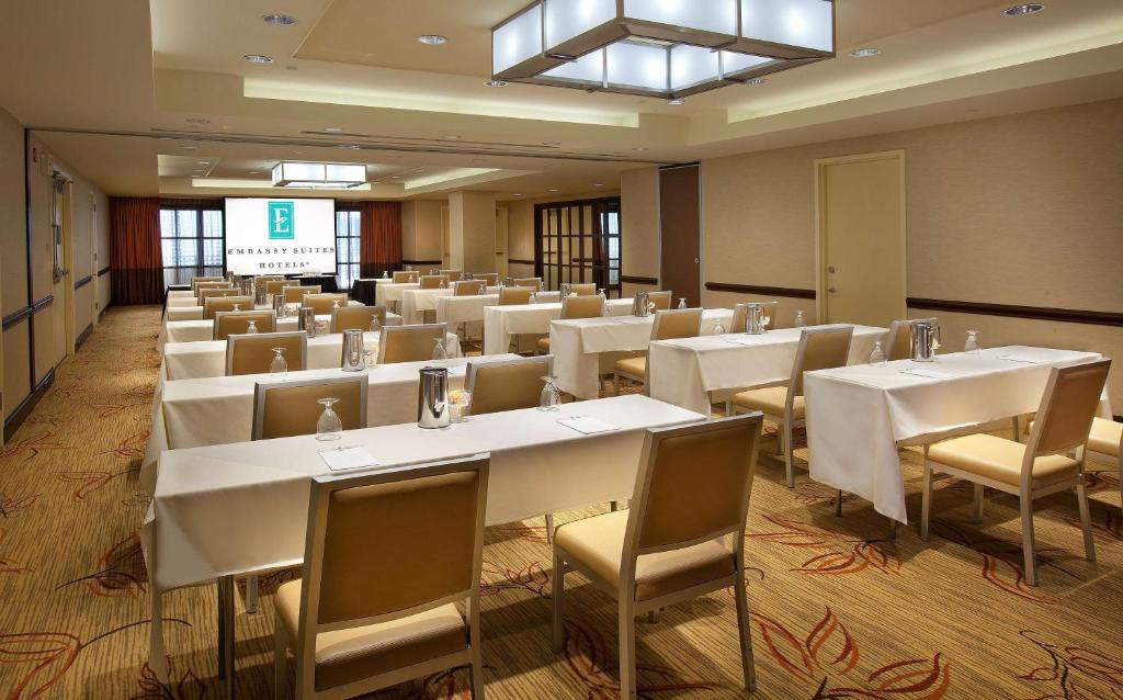 Posezení v ubytování Embassy Suites by Hilton Washington DC Chevy Chase Pavilion