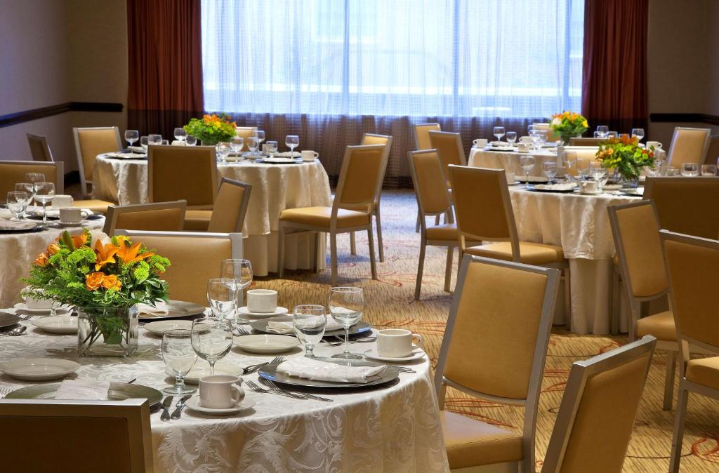 Restaurace v ubytování Embassy Suites by Hilton Washington DC Chevy Chase Pavilion