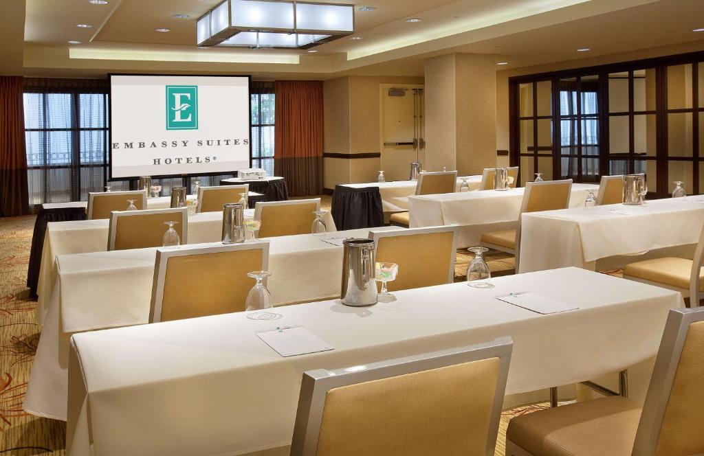 Posezení v ubytování Embassy Suites by Hilton Washington DC Chevy Chase Pavilion