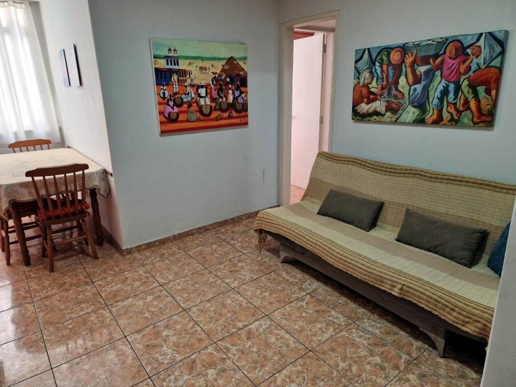 sala de estar con sofá y mesa en Very close to Copacabana beach!, en Río de Janeiro