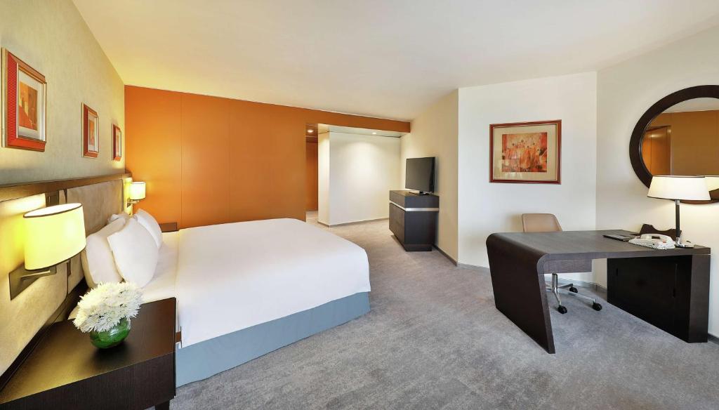 Ένα ή περισσότερα κρεβάτια σε δωμάτιο στο Transcorp Hilton Abuja