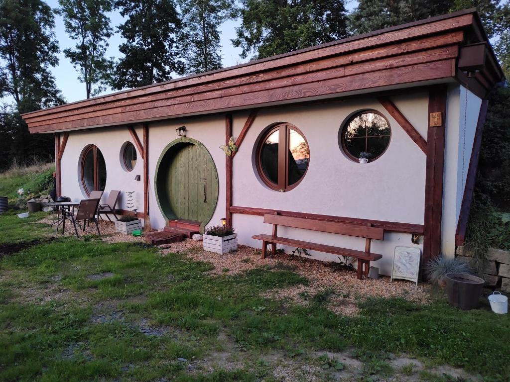 ein winziges Haus mit rotem Dach und zwei Fenstern in der Unterkunft Chata Karkonoskiego Skrzata in Sosnowka