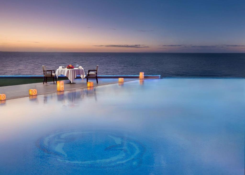 A piscina localizada em Hilton Alexandria Corniche Hotel ou nos arredores