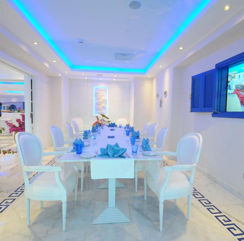 Uma TV ou centro de entretenimento em Hilton Alexandria Corniche Hotel