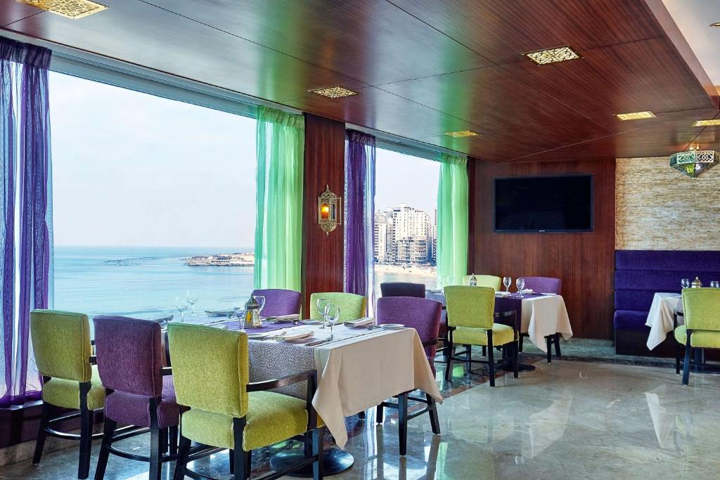 Uma TV ou centro de entretenimento em Hilton Alexandria Corniche Hotel