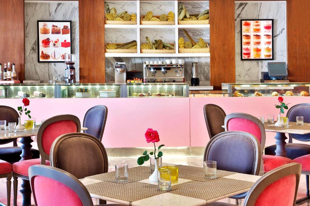 Um restaurante ou outro lugar para comer em Hilton Alexandria Corniche Hotel