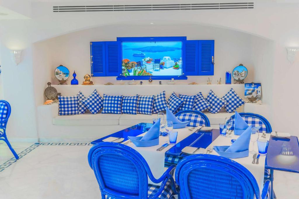 Uma TV ou centro de entretenimento em Hilton Alexandria Corniche Hotel