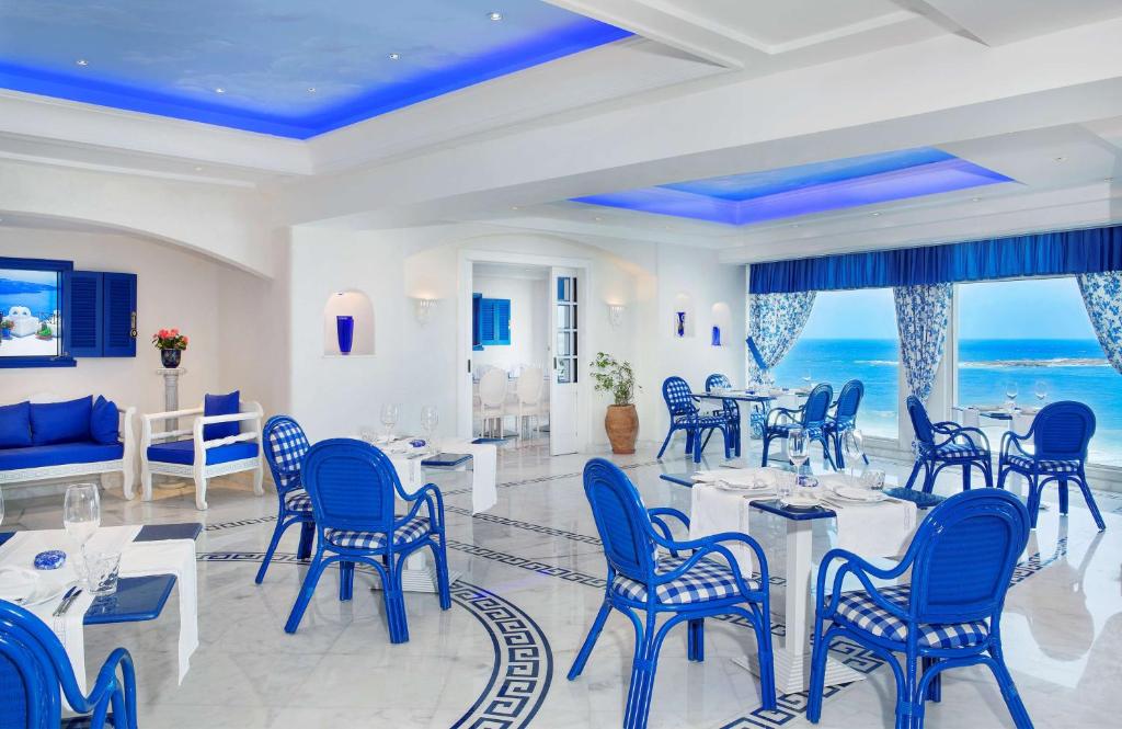 Uma área de estar em Hilton Alexandria Corniche Hotel