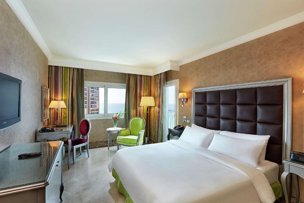 Hilton Alexandria Corniche Hotel - غرفة ملك مع عرض بحر جزئي