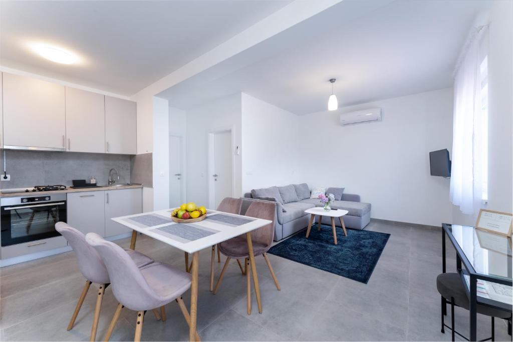 Η κουζίνα ή μικρή κουζίνα στο Sunrise & Sunset Apartmani - Self Check In